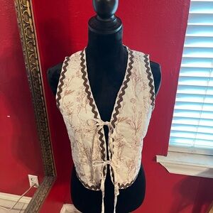 Buckle Cream Vest with Brown Floral Design